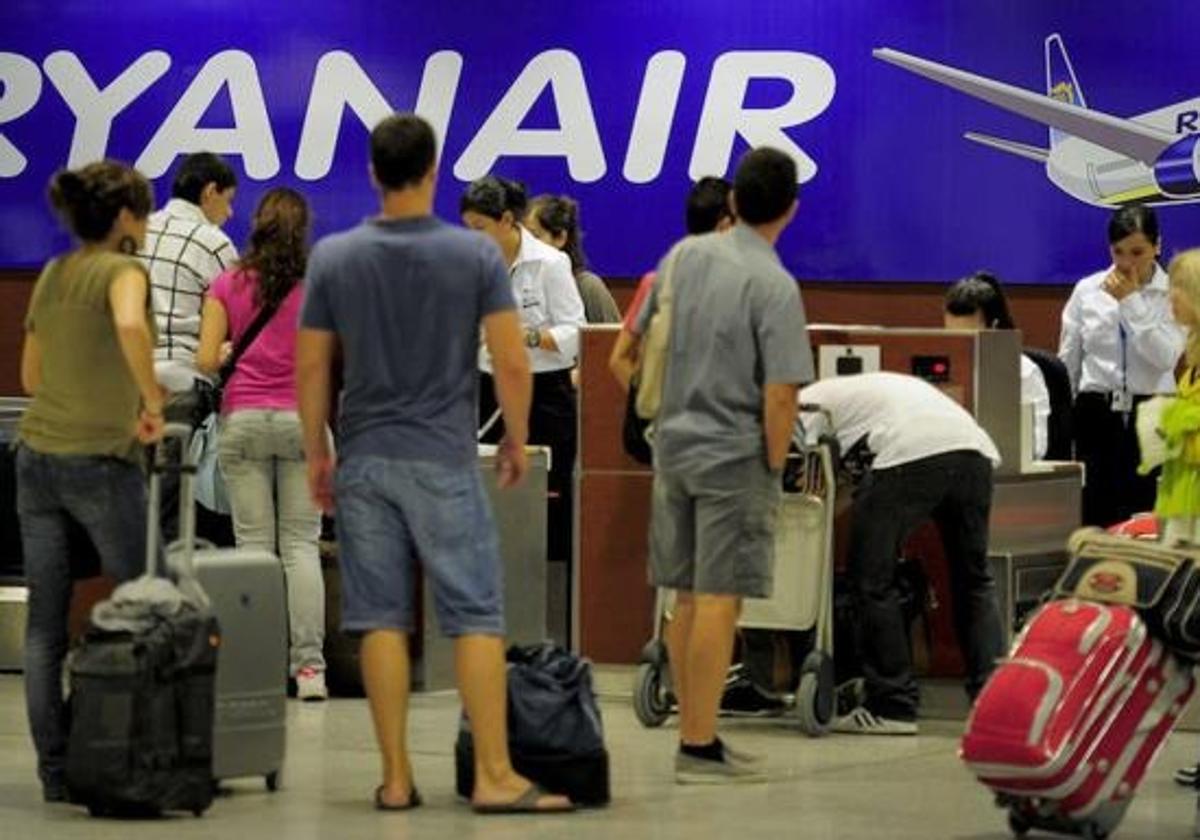 Ryanair refunds passenger extra charge for hand luggage carried on flight in Spain Sur in English